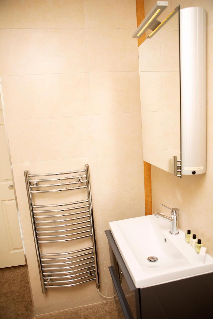 Apt 2, Trafalgar Square 2Nd Floor By Indigo Flats Londra Exterior foto
